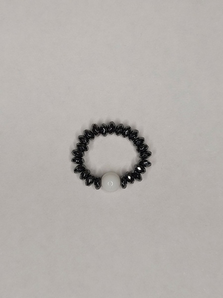 Кольцо из гематита рондель и белого агата 100275 фото