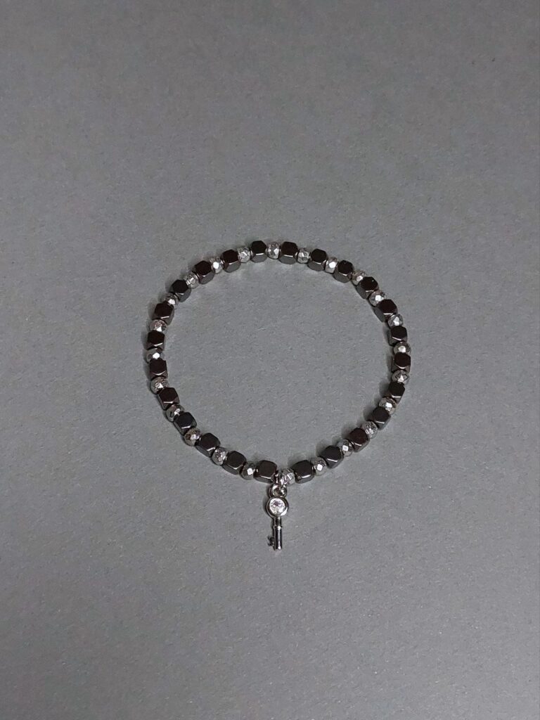 Браслет из гематита и подвески ключик