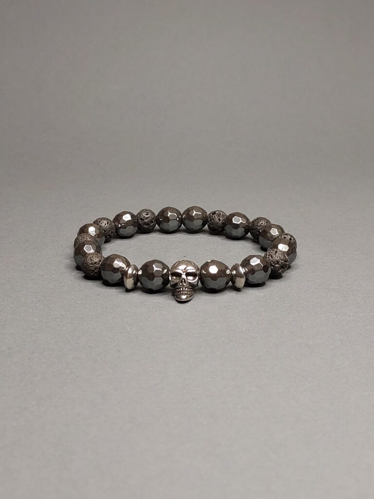 Браслет з натурального гранованого гематиту та лави з Черепом