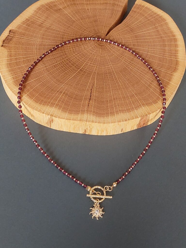 Чокер з гранату та бісеру