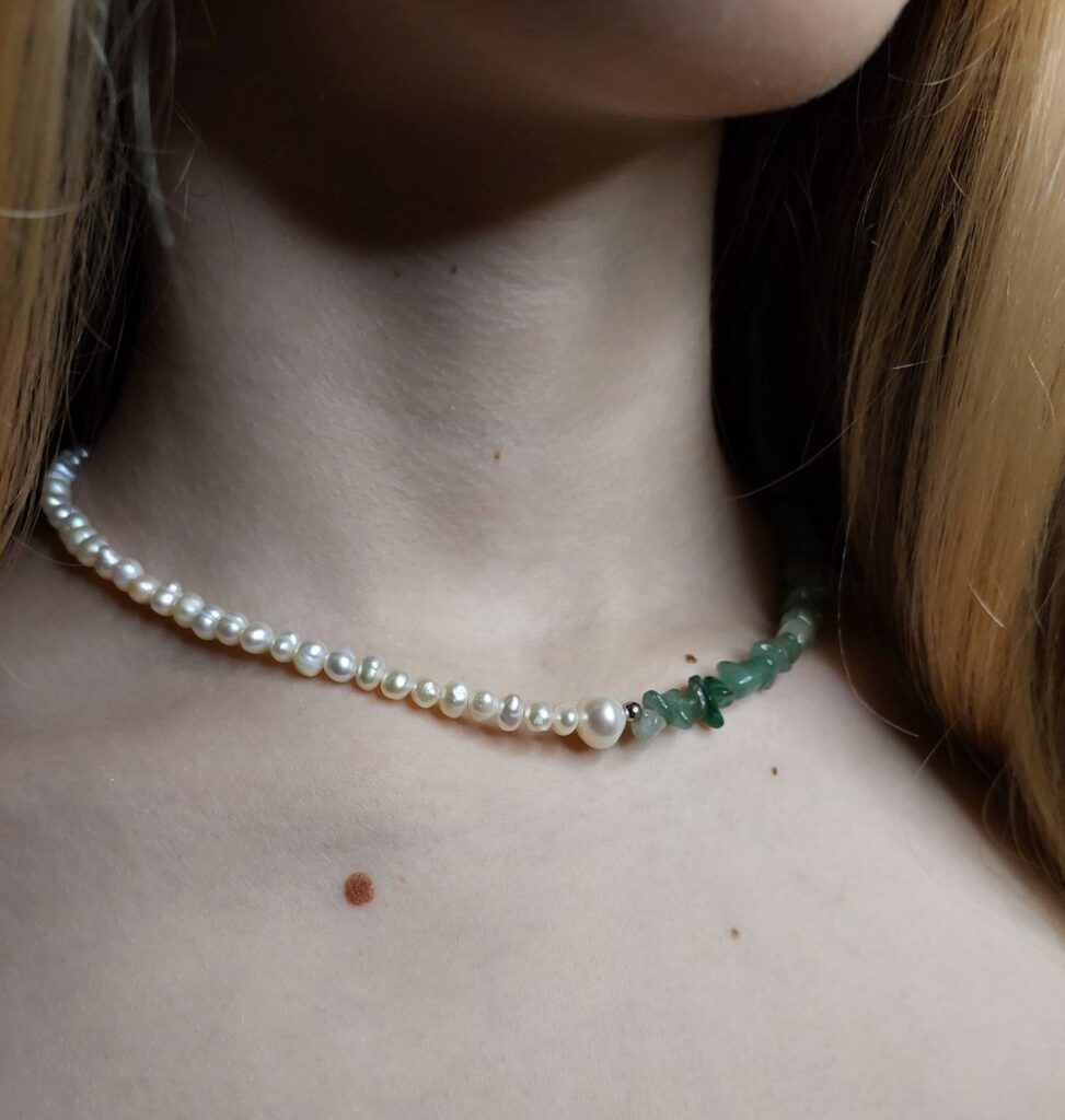 Чокер з перлів та нефриту
