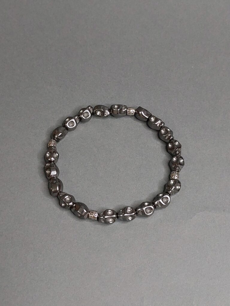 Чоловічий браслет із гематиту, намистини в формі черепа