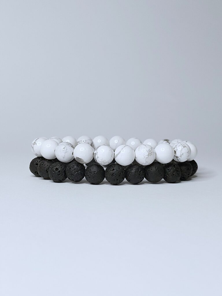 Сет браслетів з кахолонгу та лави